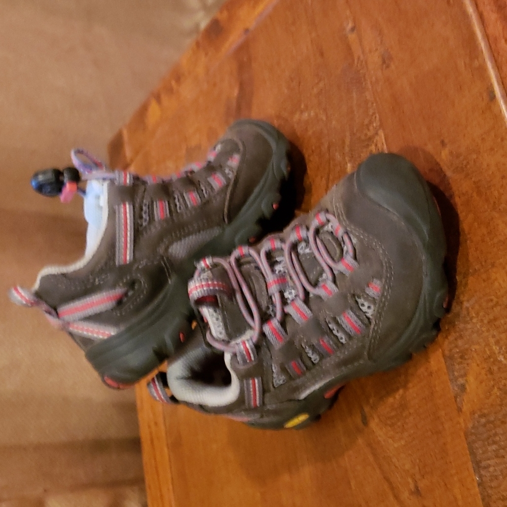 Keen Hiking/active sneakers 7/8 Toddler